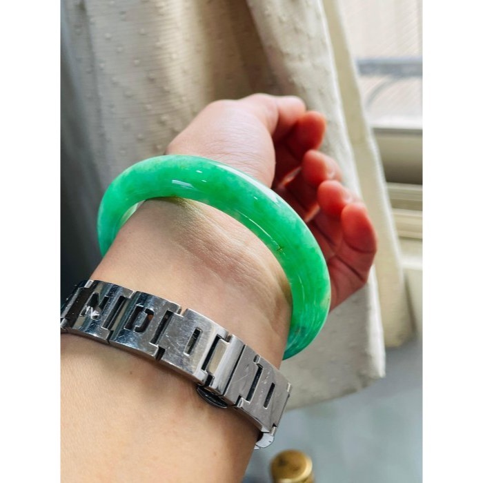 天然A貨緬甸玉 冰陽綠藏金厚條翡翠平安鐲57.5 18.5圍 辣色滿揚綠 色純鮮艷 全透光 完美度99%附台証-細節圖8