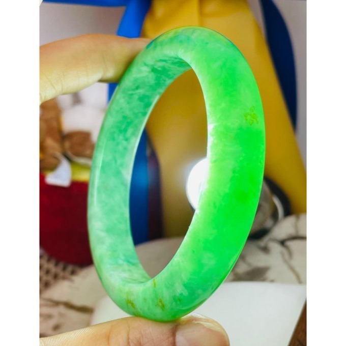 天然A貨緬甸玉 冰陽綠藏金厚條翡翠平安鐲57.5 18.5圍 辣色滿揚綠 色純鮮艷 全透光 完美度99%附台証-細節圖9