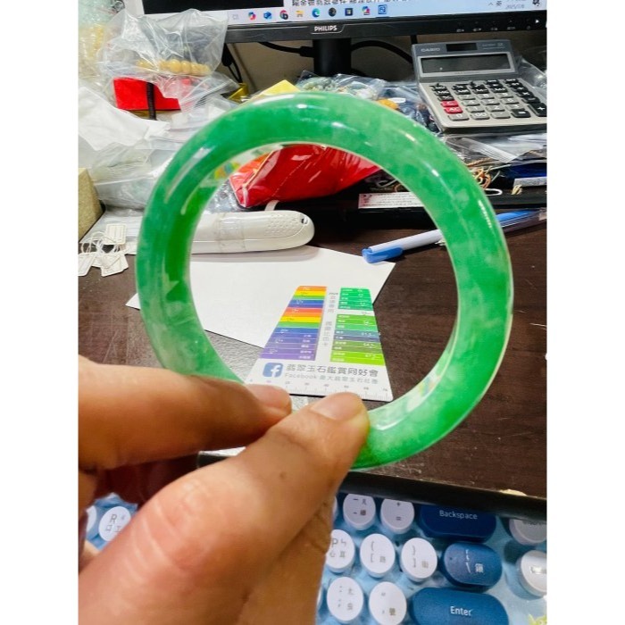 天然A貨緬甸玉 冰陽綠藏金厚條翡翠平安鐲57.5 18.5圍 辣色滿揚綠 色純鮮艷 全透光 完美度99%附台証-細節圖10