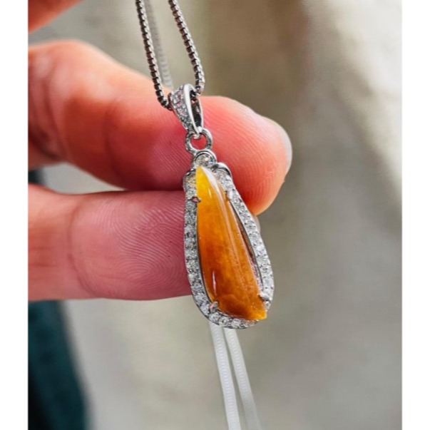 天然A貨緬甸玉 冰糖黃隨形蛋面翡翠玉墜 老熟起冰滿色蜜糖黃翡 底庄乾淨 不大 純淨膠潤好水頭-細節圖2