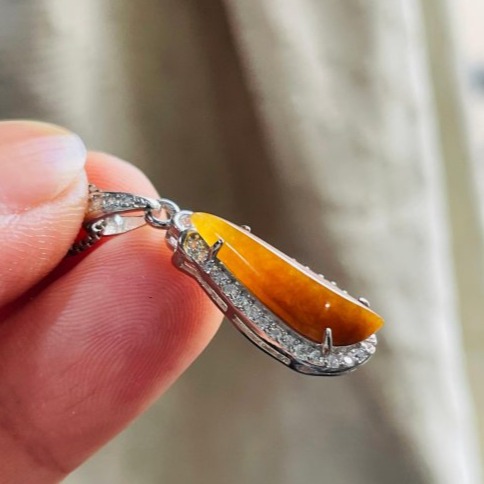 天然A貨緬甸玉 冰糖黃隨形蛋面翡翠玉墜 老熟起冰滿色蜜糖黃翡 底庄乾淨 不大 純淨膠潤好水頭-細節圖3