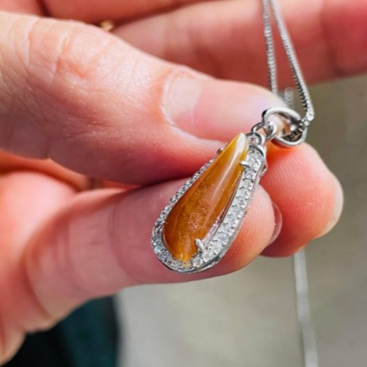 天然A貨緬甸玉 冰糖黃隨形蛋面翡翠玉墜 老熟起冰滿色蜜糖黃翡 底庄乾淨 不大 純淨膠潤好水頭-細節圖4