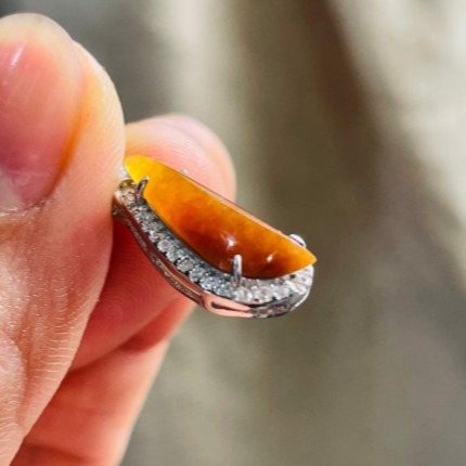 天然A貨緬甸玉 冰糖黃隨形蛋面翡翠玉墜 老熟起冰滿色蜜糖黃翡 底庄乾淨 不大 純淨膠潤好水頭-細節圖5