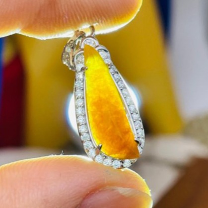 天然A貨緬甸玉 冰糖黃隨形蛋面翡翠玉墜 老熟起冰滿色蜜糖黃翡 底庄乾淨 不大 純淨膠潤好水頭-細節圖9