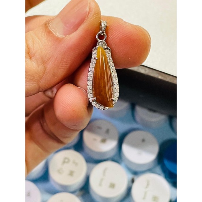 天然A貨緬甸玉 冰糖黃隨形蛋面翡翠玉墜 老熟起冰滿色蜜糖黃翡 底庄乾淨 不大 純淨膠潤好水頭-細節圖10