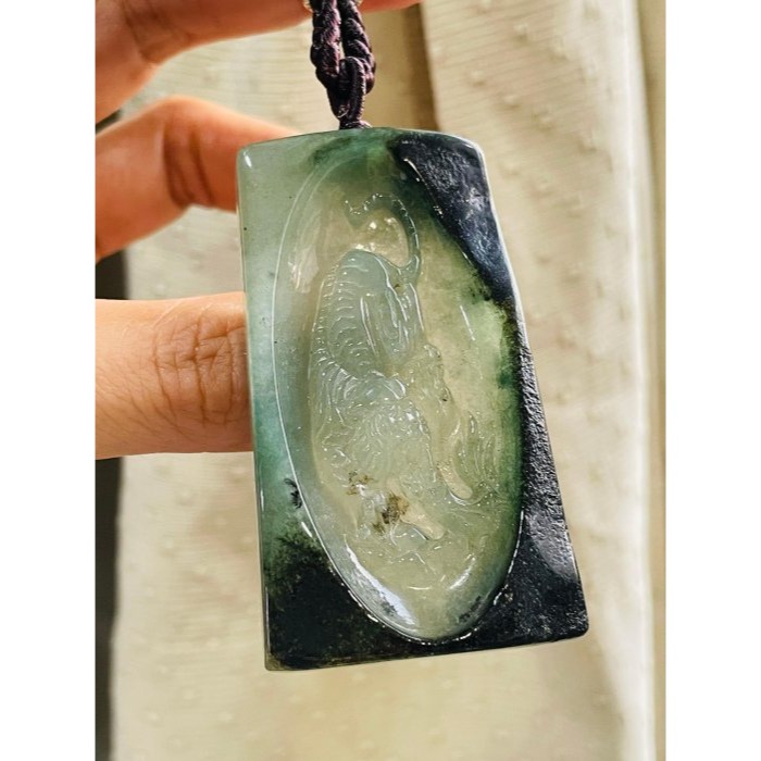 天然A貨緬甸玉 冰種晴藍帶原皮透視雕下山虎翡翠虎牌 脫沙完熟黑皮殼 完美一刀切冰膠綠肉 下山求財-細節圖2