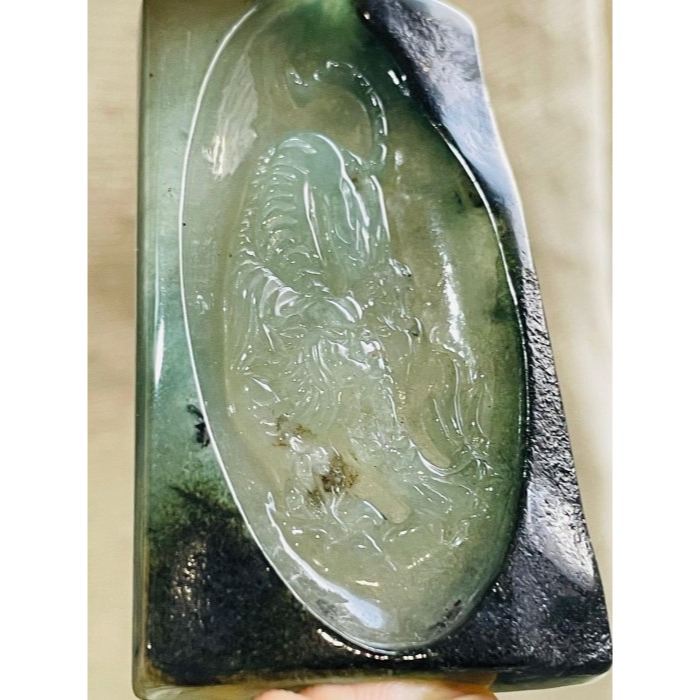 天然A貨緬甸玉 冰種晴藍帶原皮透視雕下山虎翡翠虎牌 脫沙完熟黑皮殼 完美一刀切冰膠綠肉 下山求財-細節圖5