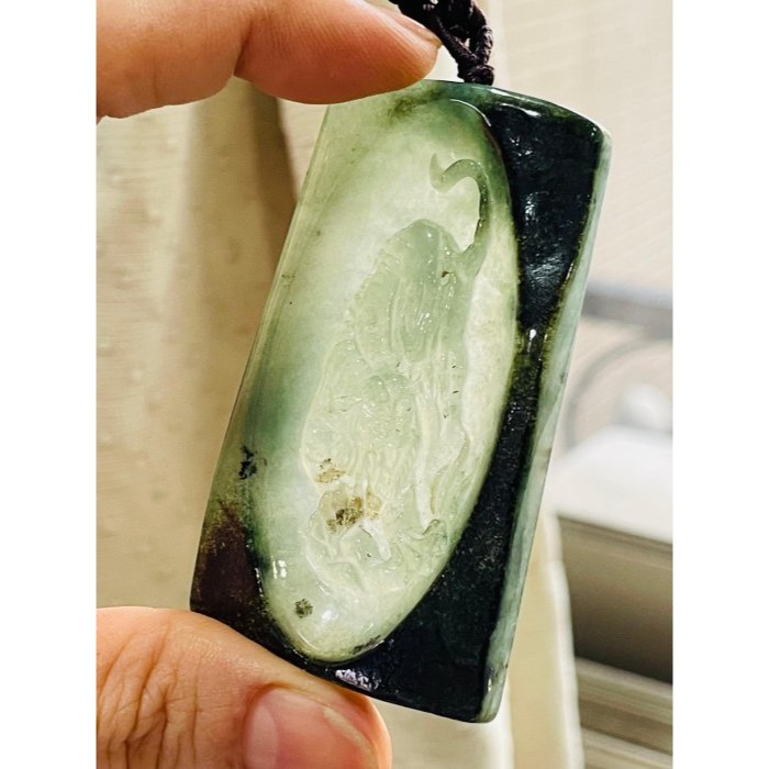 天然A貨緬甸玉 冰種晴藍帶原皮透視雕下山虎翡翠虎牌 脫沙完熟黑皮殼 完美一刀切冰膠綠肉 下山求財-細節圖6