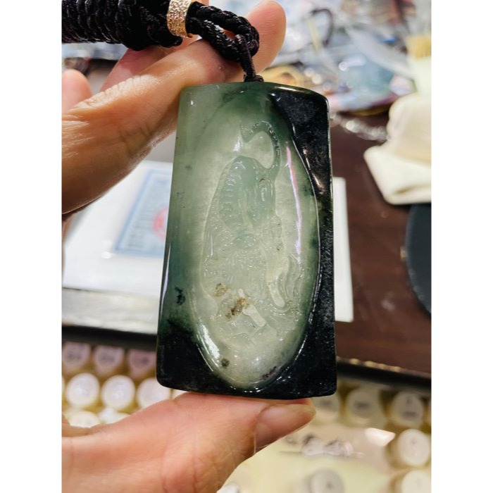 天然A貨緬甸玉 冰種晴藍帶原皮透視雕下山虎翡翠虎牌 脫沙完熟黑皮殼 完美一刀切冰膠綠肉 下山求財-細節圖9