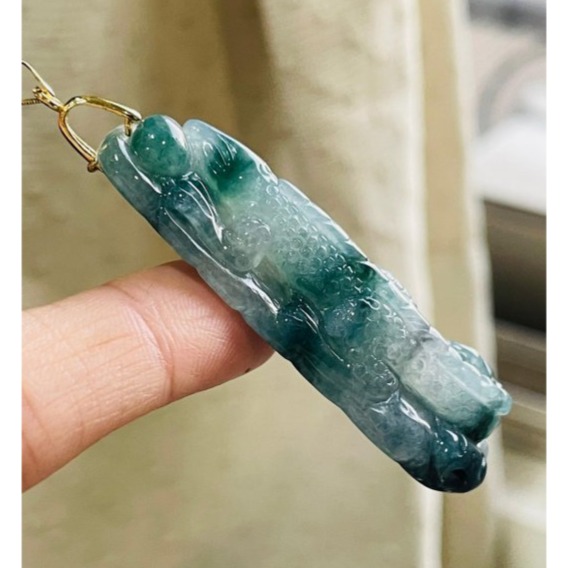 天然A貨緬甸玉 冰飄藍花手工雕蜥蜴/吸金千億翡翠玉墜 冰起膠底妝 滿滿漂亮過底純色藍花-細節圖3
