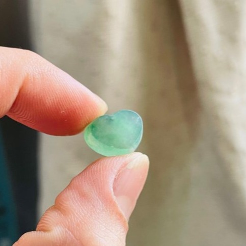 天然A貨緬甸玉 冰種湖綠心形/愛心翡翠裸石 晶透色滿勻稱 清晰透字 厚度立體飽滿 鑲嵌小高貨-細節圖4