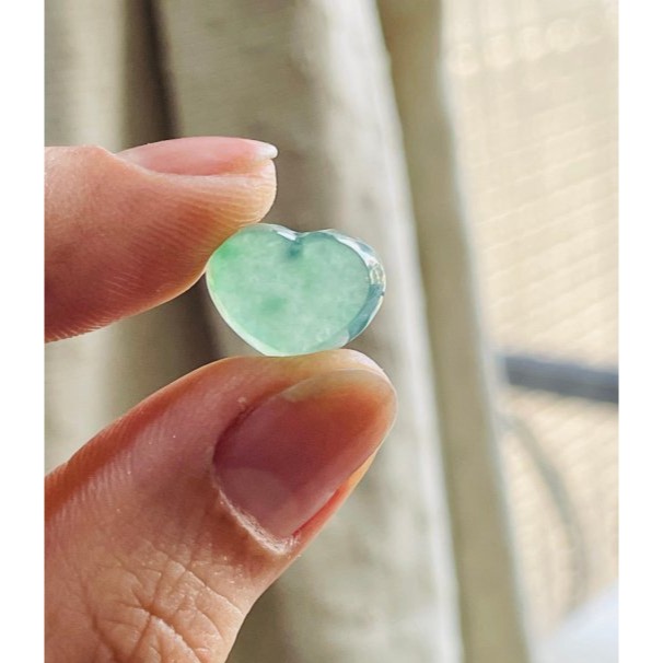 天然A貨緬甸玉 冰種湖綠心形/愛心翡翠裸石 晶透色滿勻稱 清晰透字 厚度立體飽滿 鑲嵌小高貨-細節圖8