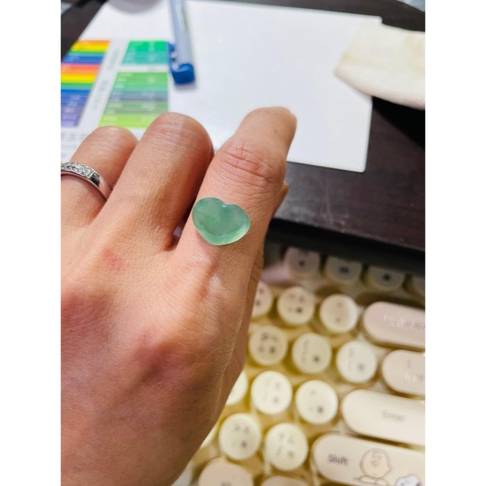 天然A貨緬甸玉 冰種湖綠心形/愛心翡翠裸石 晶透色滿勻稱 清晰透字 厚度立體飽滿 鑲嵌小高貨-細節圖10