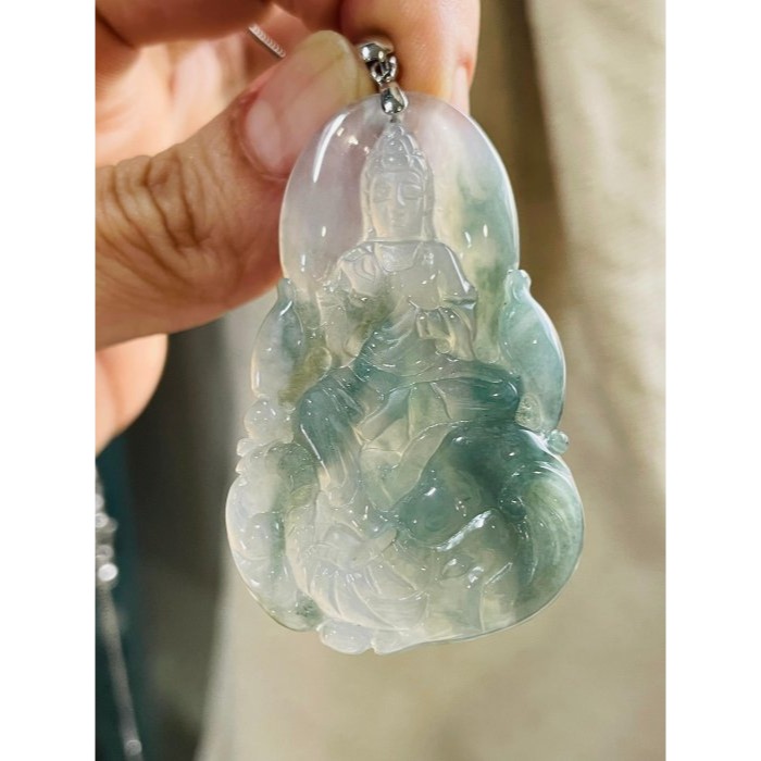 天然A貨緬甸玉 高冰牛仔藍飄花普賢菩薩翡翠佛牌 玻璃白冰為底 大抹藍花點綴 磨砂精緻法像 完美一刀切牌形-細節圖3