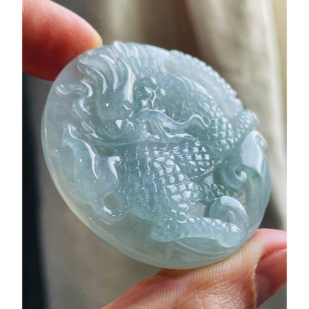 天然A貨緬甸玉 放光 老坑冰藍綠麒麟翡翠玉牌 泛光藍綠底色 幾粒小藍花點綴 帶色起剛性 冰晶透手影 附台証-細節圖2