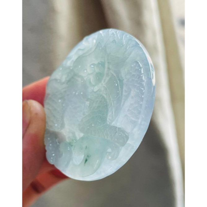 天然A貨緬甸玉 放光 老坑冰藍綠麒麟翡翠玉牌 泛光藍綠底色 幾粒小藍花點綴 帶色起剛性 冰晶透手影 附台証-細節圖4