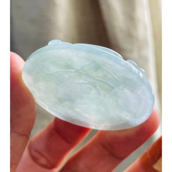 天然A貨緬甸玉 放光 老坑冰藍綠麒麟翡翠玉牌 泛光藍綠底色 幾粒小藍花點綴 帶色起剛性 冰晶透手影 附台証-細節圖5