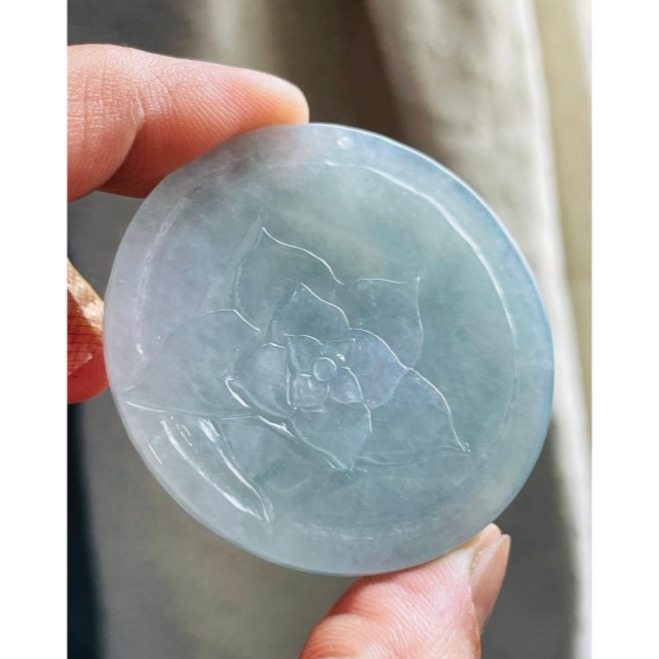 天然A貨緬甸玉 放光 老坑冰藍綠麒麟翡翠玉牌 泛光藍綠底色 幾粒小藍花點綴 帶色起剛性 冰晶透手影 附台証-細節圖6