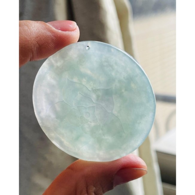 天然A貨緬甸玉 放光 老坑冰藍綠麒麟翡翠玉牌 泛光藍綠底色 幾粒小藍花點綴 帶色起剛性 冰晶透手影 附台証-細節圖7