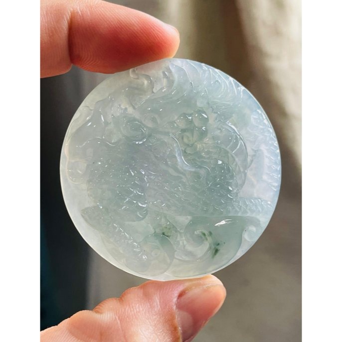 天然A貨緬甸玉 放光 老坑冰藍綠麒麟翡翠玉牌 泛光藍綠底色 幾粒小藍花點綴 帶色起剛性 冰晶透手影 附台証-細節圖8