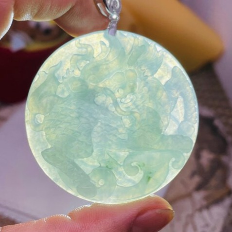 天然A貨緬甸玉 放光 老坑冰藍綠麒麟翡翠玉牌 泛光藍綠底色 幾粒小藍花點綴 帶色起剛性 冰晶透手影 附台証-細節圖9