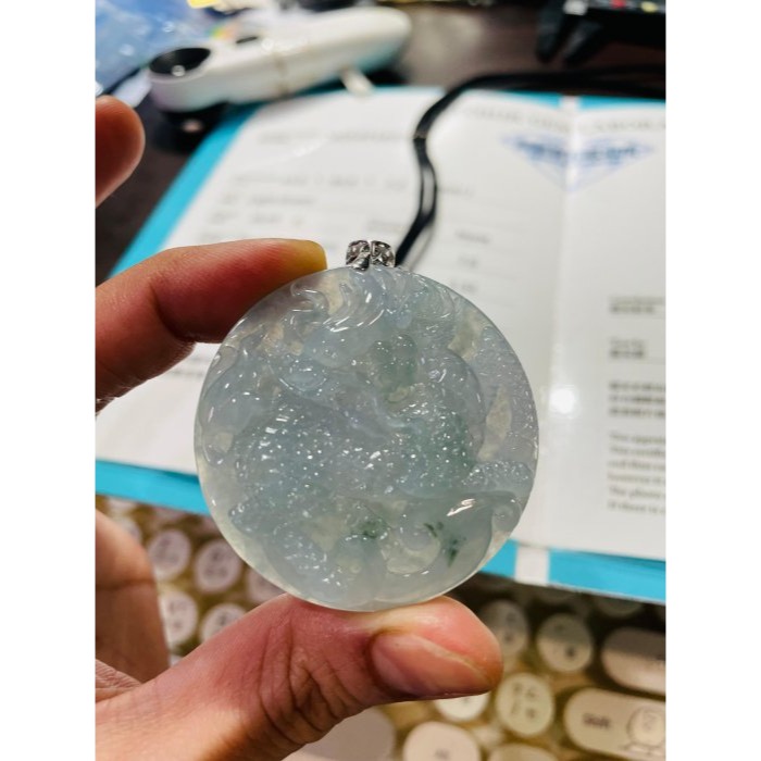天然A貨緬甸玉 放光 老坑冰藍綠麒麟翡翠玉牌 泛光藍綠底色 幾粒小藍花點綴 帶色起剛性 冰晶透手影 附台証-細節圖10
