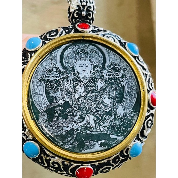 天然A貨翡翠 冰潤危綠影雕綠度母翡翠佛牌 仿舊厚銀鑲嵌 六字箴言轉經輪 唐卡式雷射噴砂精致顯工-細節圖2