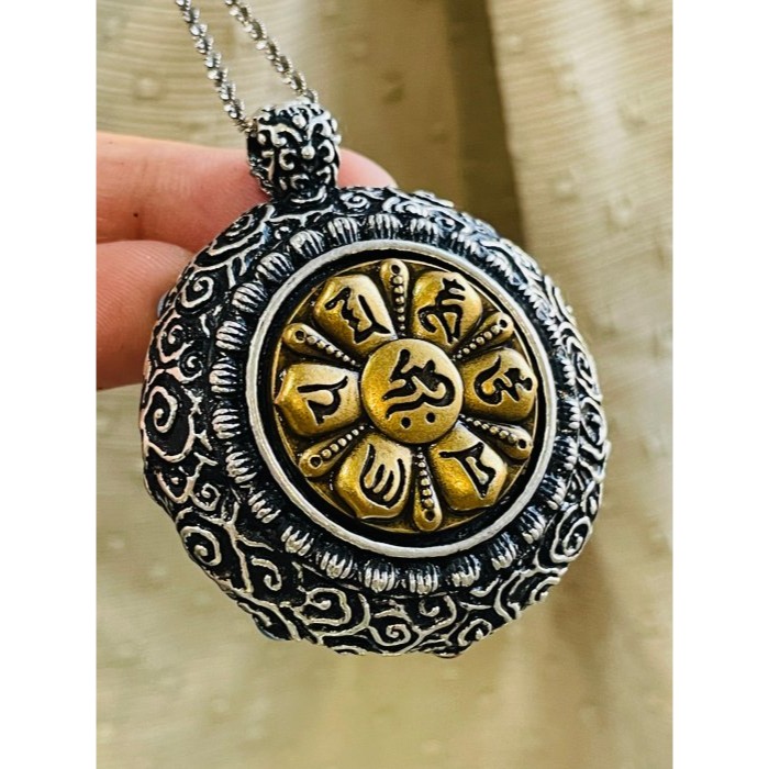 天然A貨翡翠 冰潤危綠影雕綠度母翡翠佛牌 仿舊厚銀鑲嵌 六字箴言轉經輪 唐卡式雷射噴砂精致顯工-細節圖3