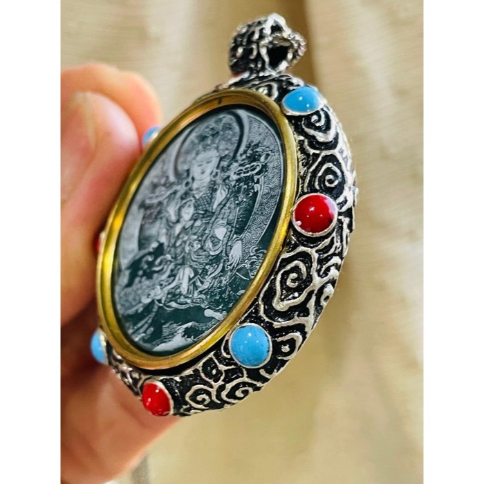 天然A貨翡翠 冰潤危綠影雕綠度母翡翠佛牌 仿舊厚銀鑲嵌 六字箴言轉經輪 唐卡式雷射噴砂精致顯工-細節圖4