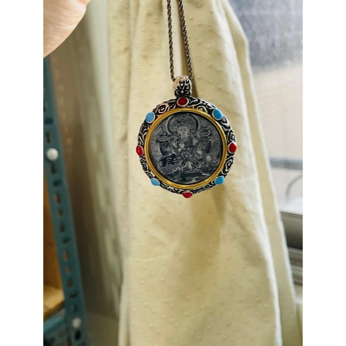 天然A貨翡翠 冰潤危綠影雕綠度母翡翠佛牌 仿舊厚銀鑲嵌 六字箴言轉經輪 唐卡式雷射噴砂精致顯工-細節圖6