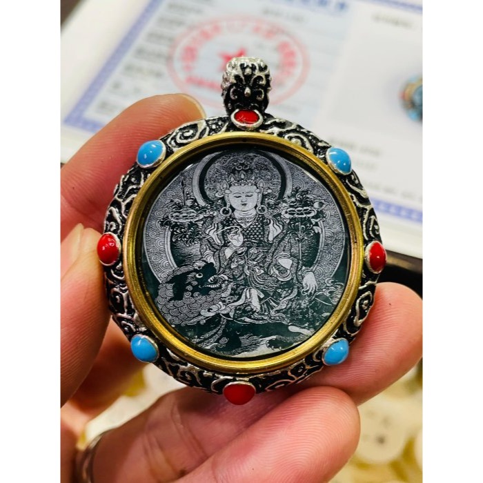 天然A貨翡翠 冰潤危綠影雕綠度母翡翠佛牌 仿舊厚銀鑲嵌 六字箴言轉經輪 唐卡式雷射噴砂精致顯工-細節圖7