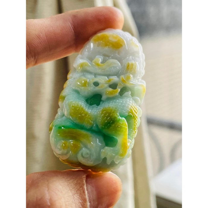 天然A貨緬甸玉 細潤黃加綠三彩無死角環繞巧雕攏如意翡翠龍牌 白肉過渡金黃陽綠 前後包覆 色辣鮮豔-細節圖2