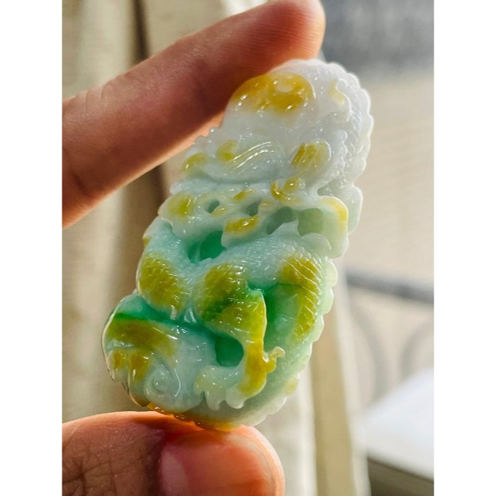天然A貨緬甸玉 細潤黃加綠三彩無死角環繞巧雕攏如意翡翠龍牌 白肉過渡金黃陽綠 前後包覆 色辣鮮豔-細節圖3