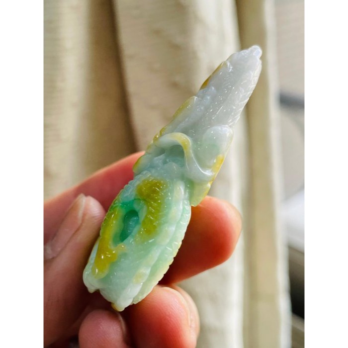 天然A貨緬甸玉 細潤黃加綠三彩無死角環繞巧雕攏如意翡翠龍牌 白肉過渡金黃陽綠 前後包覆 色辣鮮豔-細節圖4
