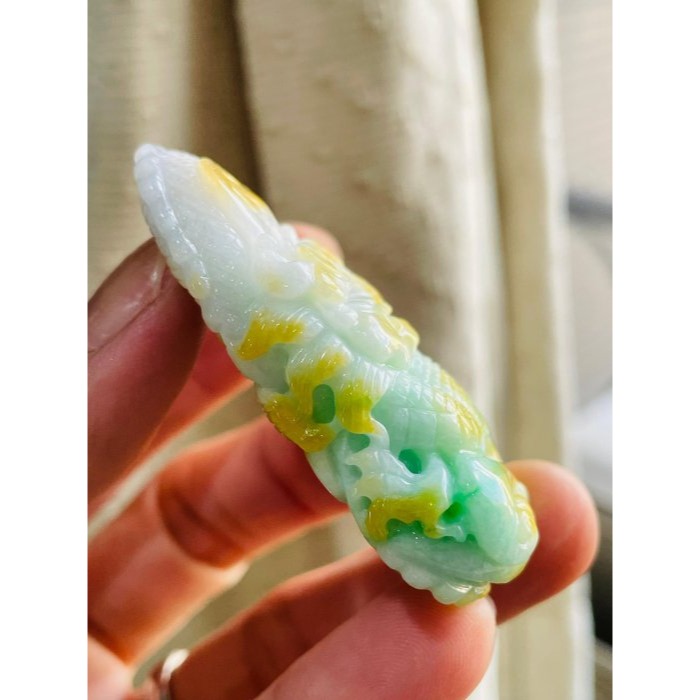 天然A貨緬甸玉 細潤黃加綠三彩無死角環繞巧雕攏如意翡翠龍牌 白肉過渡金黃陽綠 前後包覆 色辣鮮豔-細節圖5