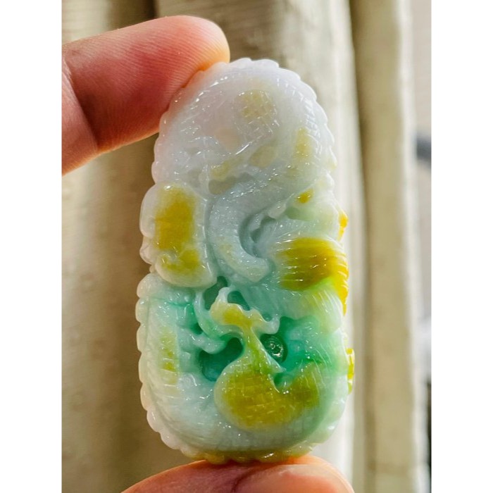 天然A貨緬甸玉 細潤黃加綠三彩無死角環繞巧雕攏如意翡翠龍牌 白肉過渡金黃陽綠 前後包覆 色辣鮮豔-細節圖6