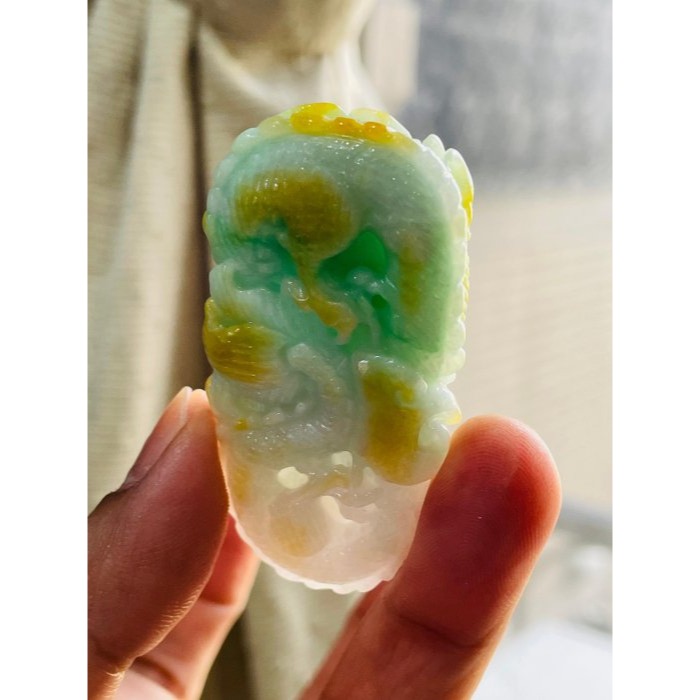 天然A貨緬甸玉 細潤黃加綠三彩無死角環繞巧雕攏如意翡翠龍牌 白肉過渡金黃陽綠 前後包覆 色辣鮮豔-細節圖7