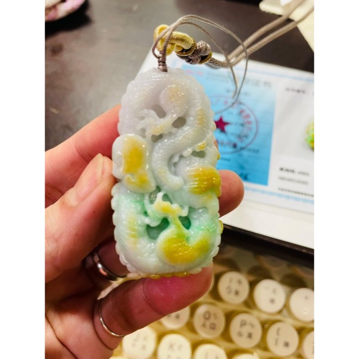 天然A貨緬甸玉 細潤黃加綠三彩無死角環繞巧雕攏如意翡翠龍牌 白肉過渡金黃陽綠 前後包覆 色辣鮮豔-細節圖9