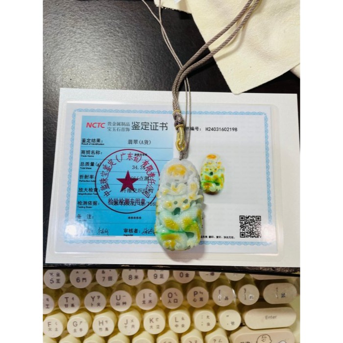 天然A貨緬甸玉 細潤黃加綠三彩無死角環繞巧雕攏如意翡翠龍牌 白肉過渡金黃陽綠 前後包覆 色辣鮮豔-細節圖10