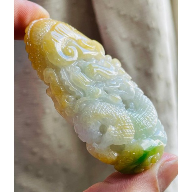 天然A貨緬甸玉 老坑黃加綠三彩360度環繞俏雕好運龍來翡翠龍牌 起冰金黃霧包覆白冰 融合一抹辣綠 冰冰油亮色豔-細節圖2