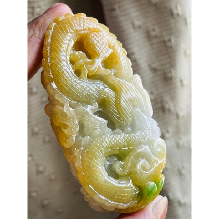 天然A貨緬甸玉 老坑黃加綠三彩360度環繞俏雕好運龍來翡翠龍牌 起冰金黃霧包覆白冰 融合一抹辣綠 冰冰油亮色豔-細節圖3