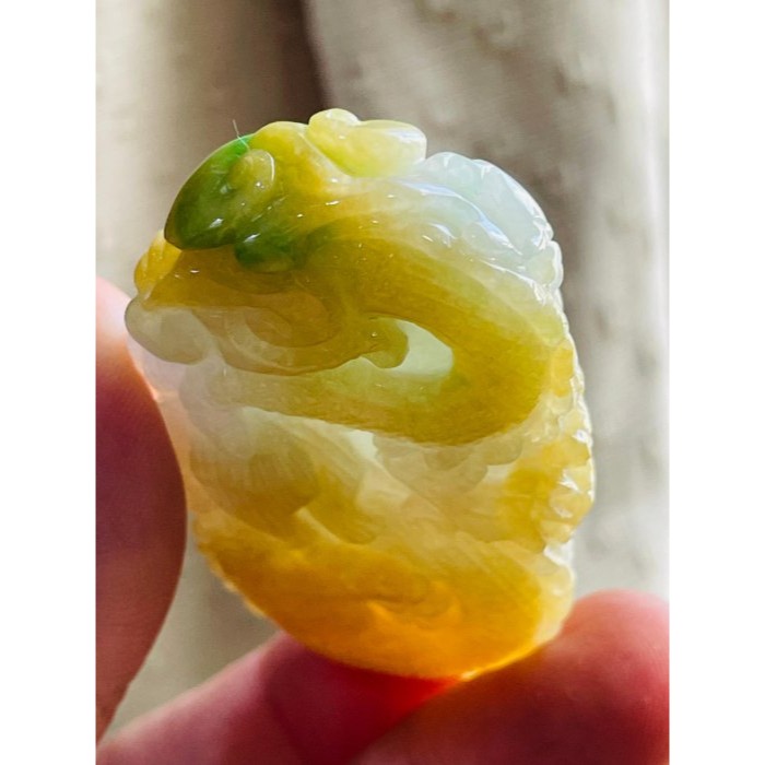 天然A貨緬甸玉 老坑黃加綠三彩360度環繞俏雕好運龍來翡翠龍牌 起冰金黃霧包覆白冰 融合一抹辣綠 冰冰油亮色豔-細節圖6