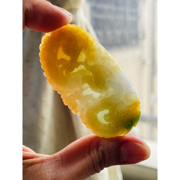 天然A貨緬甸玉 老坑黃加綠三彩360度環繞俏雕好運龍來翡翠龍牌 起冰金黃霧包覆白冰 融合一抹辣綠 冰冰油亮色豔-細節圖7