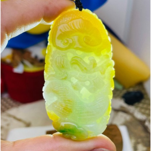 天然A貨緬甸玉 老坑黃加綠三彩360度環繞俏雕好運龍來翡翠龍牌 起冰金黃霧包覆白冰 融合一抹辣綠 冰冰油亮色豔-細節圖9