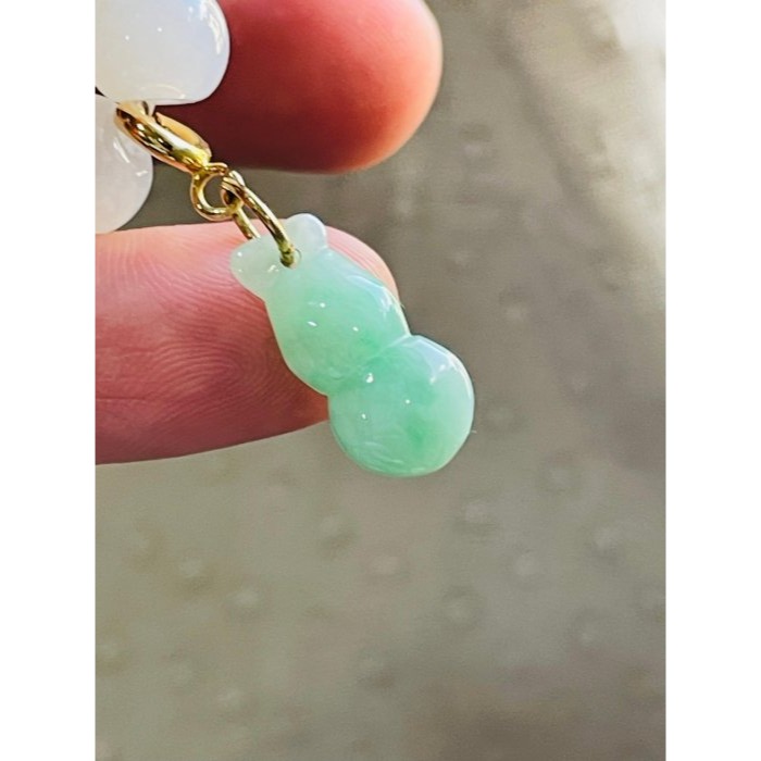 天然A貨緬甸玉 冰潤綠飄花福祿葫蘆翠隨意扣 滿綠底色 陽綠飄花點綴 飽滿小巧 完美-細節圖3
