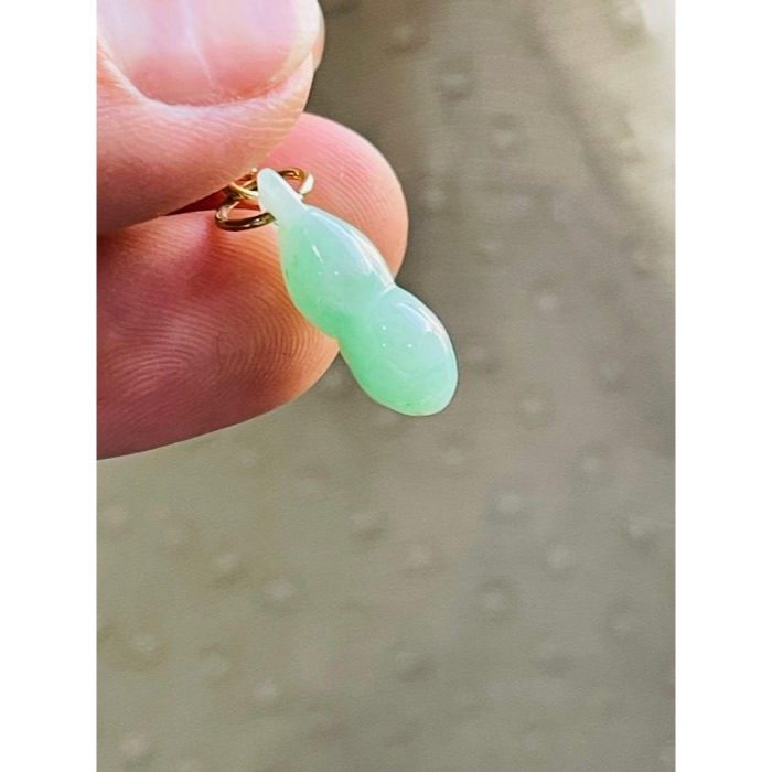 天然A貨緬甸玉 冰潤綠飄花福祿葫蘆翠隨意扣 滿綠底色 陽綠飄花點綴 飽滿小巧 完美-細節圖5