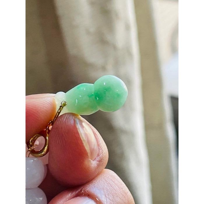 天然A貨緬甸玉 冰潤綠飄花福祿葫蘆翠隨意扣 滿綠底色 陽綠飄花點綴 飽滿小巧 完美-細節圖6