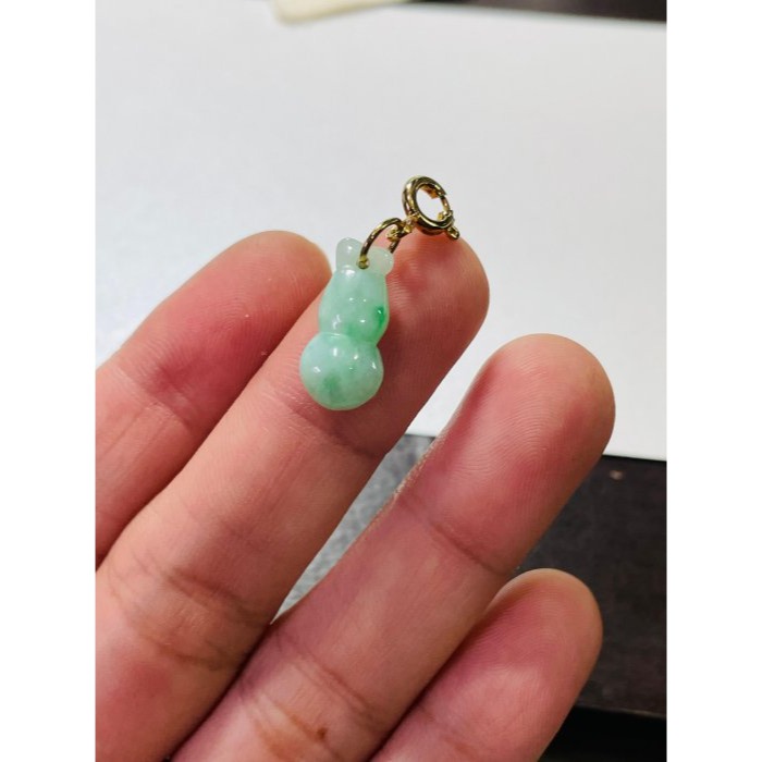 天然A貨緬甸玉 冰潤綠飄花福祿葫蘆翠隨意扣 滿綠底色 陽綠飄花點綴 飽滿小巧 完美-細節圖9