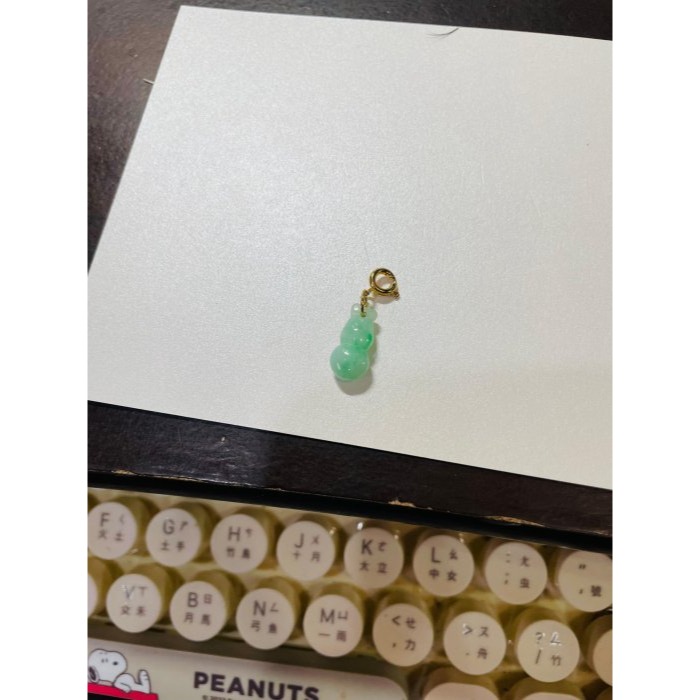 天然A貨緬甸玉 冰潤綠飄花福祿葫蘆翠隨意扣 滿綠底色 陽綠飄花點綴 飽滿小巧 完美-細節圖10