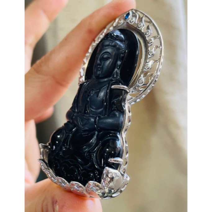 天然A貨緬甸玉 墨翠純黑精雕淨瓶觀翡翠佛墜 勻稱純黑 底庄細膩 磨砂精開莊嚴慈悲法像 大器珠寶設計厚銀鑲嵌-細節圖6